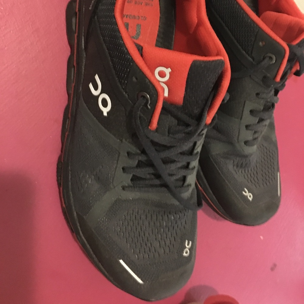 Men’s On Cloud sneakers size 8 1/2 Black.